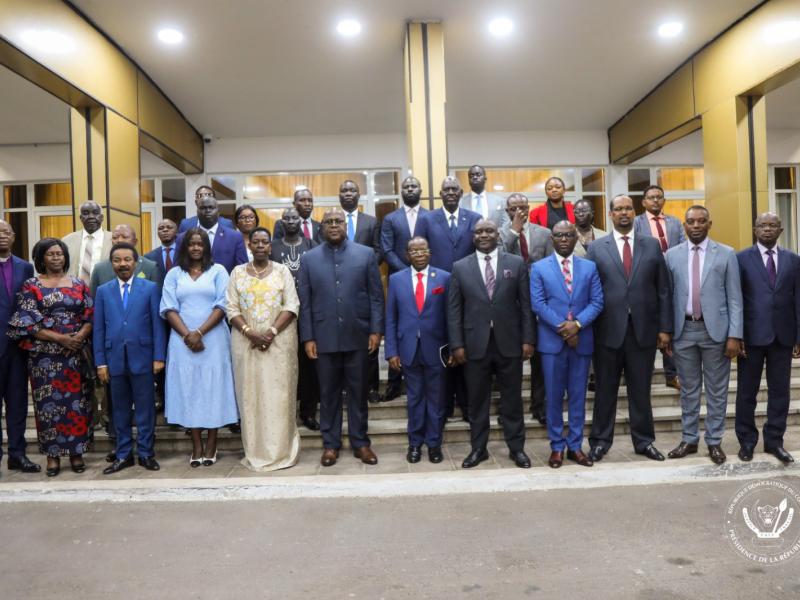 Le chef de l'État, Félix Tshisekedi pose avec la délégation des parlementaires membres du Forum de la CIRGL en présence de quelques officiels congolais