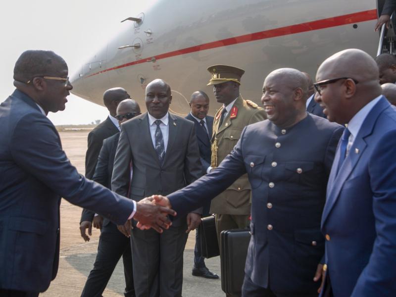 Le Président burundais Evariste Ndayishimiye reçu à l'aéroport de N'djili par le Premier Ministre Sama Lukonde accompagné de quelques membres du gouvernement dont le ministre des affaires étrangères