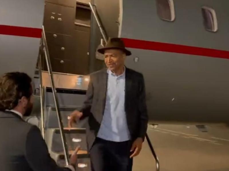 Descente de Moïse Katumbi de son jet privé, à Lubumbashi.