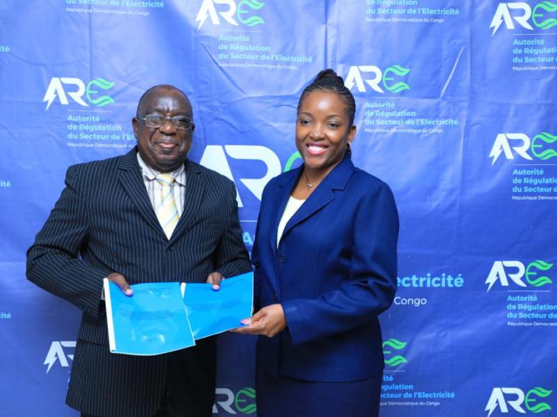 Le DG de l'ARE Sandrine Mubenga délivre deux avis conformes pour des licences de production à M. Gilbert Nkuli, DG d’ELECTRILAC S.A.S 