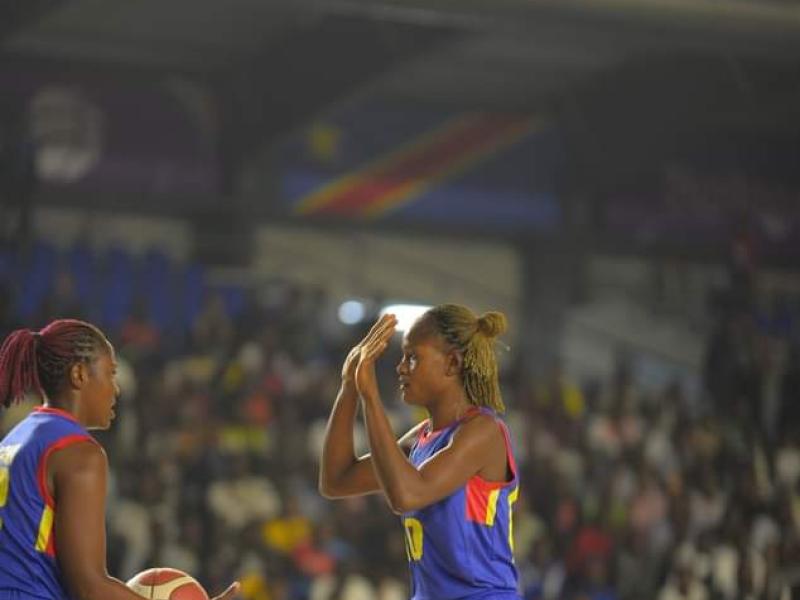 Deux Léopards juniors en accolade fraternelle lors de Fatshi Cup au stade des martyrs. [Photo d'illustration]