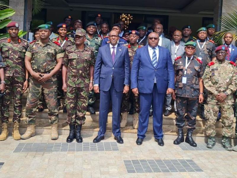 La délégation gouvernementale congolaise et kényane avec leurs militaires.