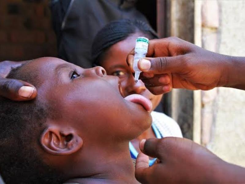 Un enfant reçoit le vaccin contre la poliomyélite.