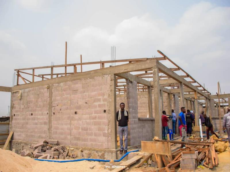 Le ministre de l'EPST Tony Mwaba inspecte les travaux de construction des écoles aux camps Lufungula et Forces navales.