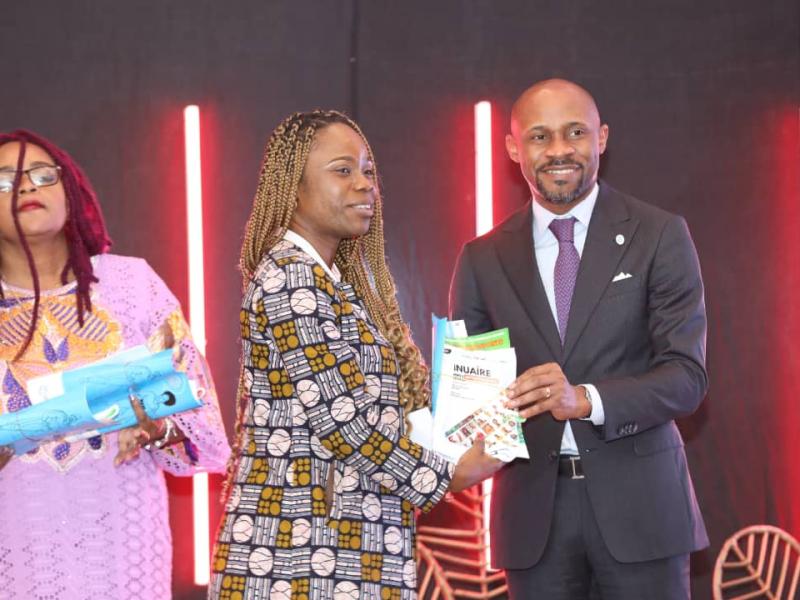 Le ministre des médias lors du baptême de l'annuaire des femmes entrepreneurs de Kinshasa.
