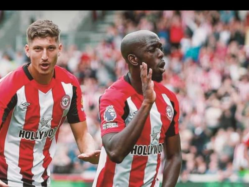 Yoane Wissa en pleine célébration de son but avec l'un de ses coéquipiers de Brentford.