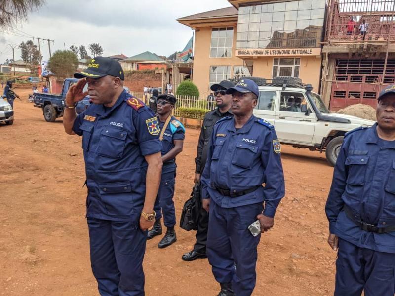 Le commissaire divisionnaire adjoint et chef de la police du Nord-Kivu Eddy mukuna avec ses troupes.