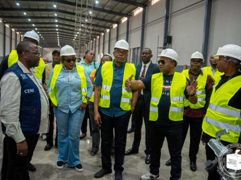 En tête d'une importante délégation, le Président de la CENI, Denis Kadima  lors d'une visite d'inspection à l'entrepôt de la centrale électorale à Kingabwa, vendredi 18 août 2023