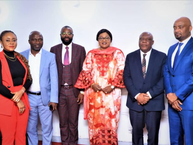 Les membres du comité de gestion de CSN-GHS, entourés de quelques partenaires