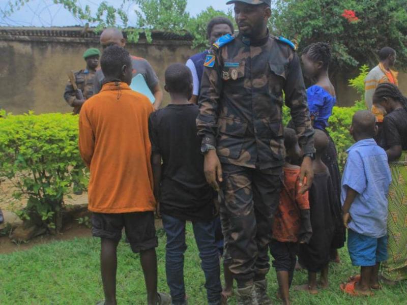 Le capitaine Antony Mwalushay avec les ex-otages de ADF lors de la remise de ces derniers à la société civile de la ville de Beni