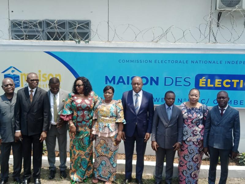 Le Président de la CENI, Denis Kadima entouré des membres du bureau et de la plénière de la centrale électorale lors du lancement de la maison des élections, mercredi 23 août 2023