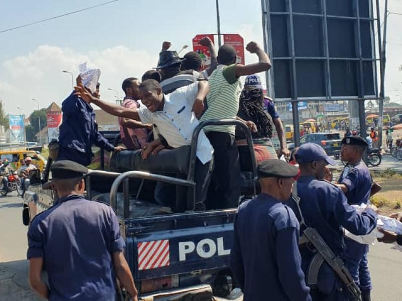 Des militants de la LUCHA arrêtés à Goma lors d'une manifestation, jeudi 24 août 2023.