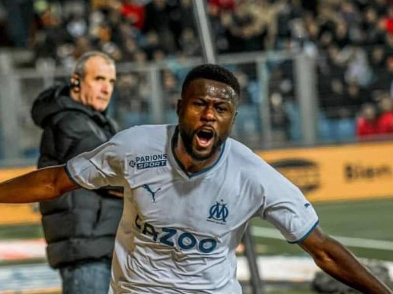 Chancel Mbemba en pleine célébration d'un but.