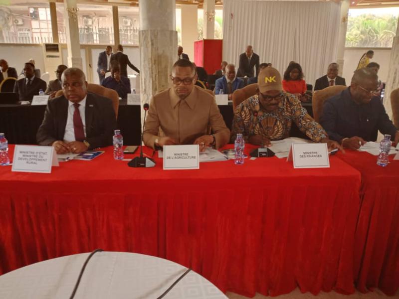Le ministre de l'Agriculture José Mpanda entouré des quelques membres du Gouvernement dont François Rubota, ministre d'État, ministre du Développement rural.