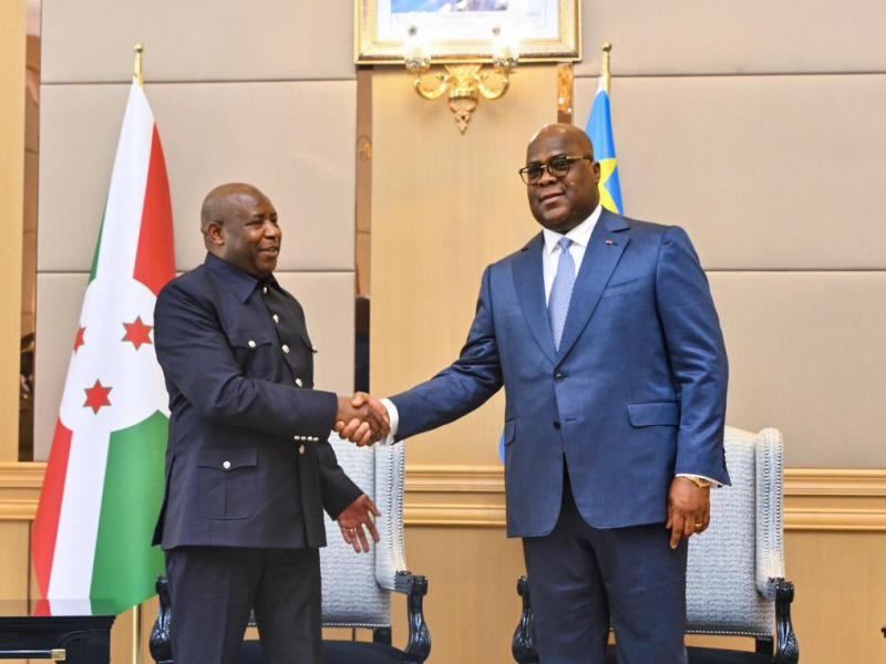 Le chef de l'État Félix Tshisekedi et son homologue burundais Evariste Ndayishimiye au Palais de la Nation.