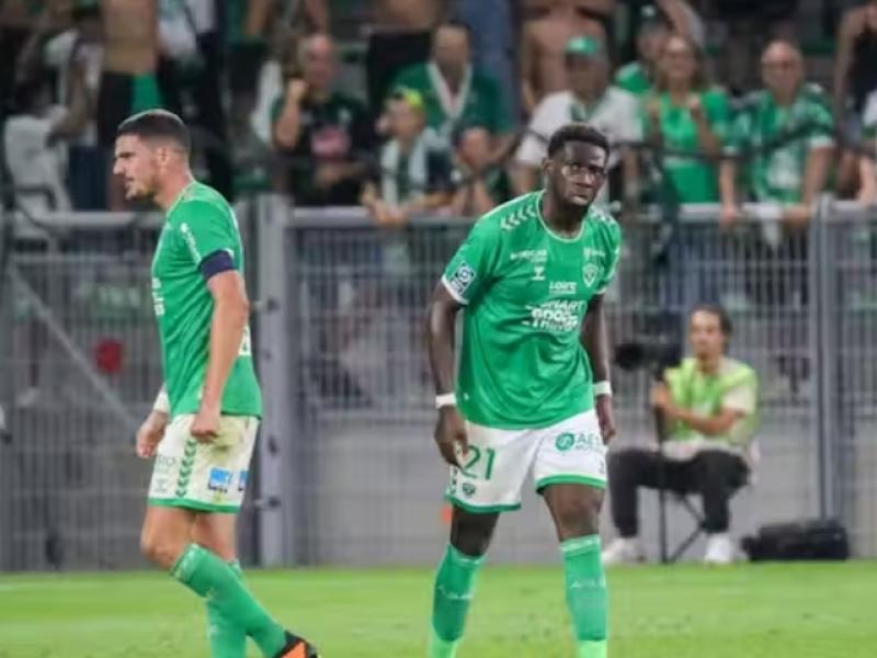 Dylan Batubinsika et l'un de ses coéquipiers au tade Geoffroy-Guichard.