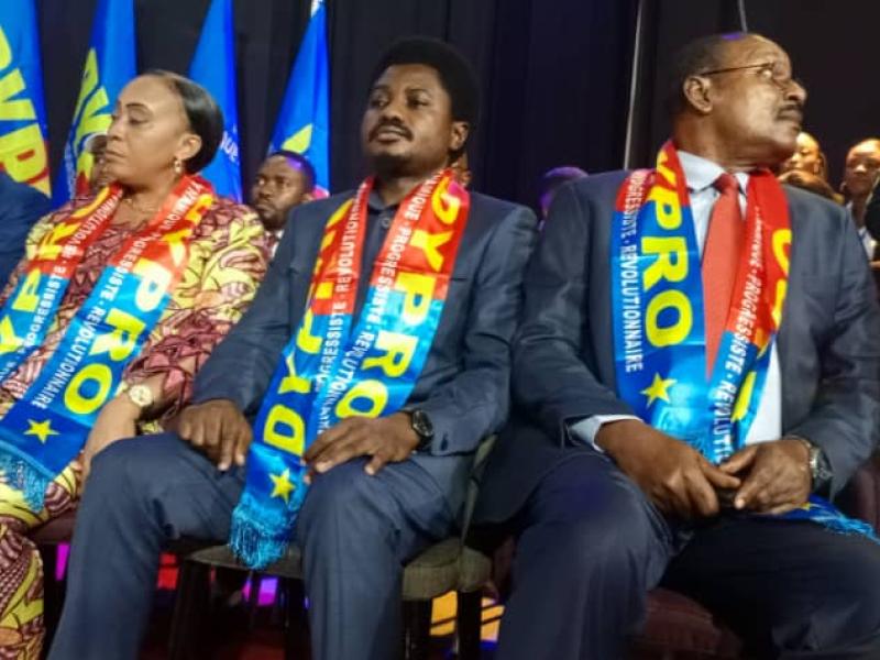 Me Constant Mutamba entouré de part et d'autre des membres de la DYPRO