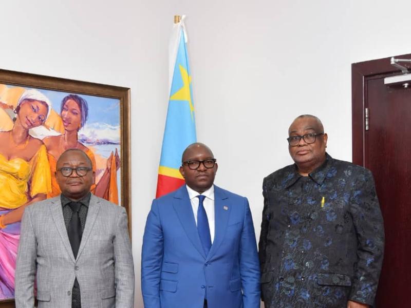 Le Premier Ministre Sama Lukonde entouré de gauche à droite par les responsables de la CNDH