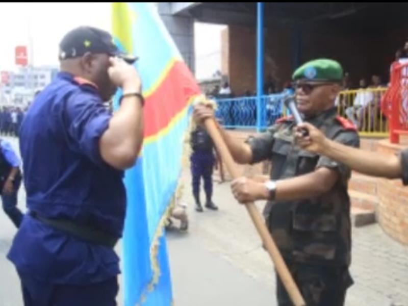 Le lieutenant général Constant Ndima, gouverneur militaire, procède à une cérémonie symbolique de remise du drapeau de la RDC au nouveau commissaire divisionnaire adjoint de la Police nationale congolaise du Nord-Kivu.