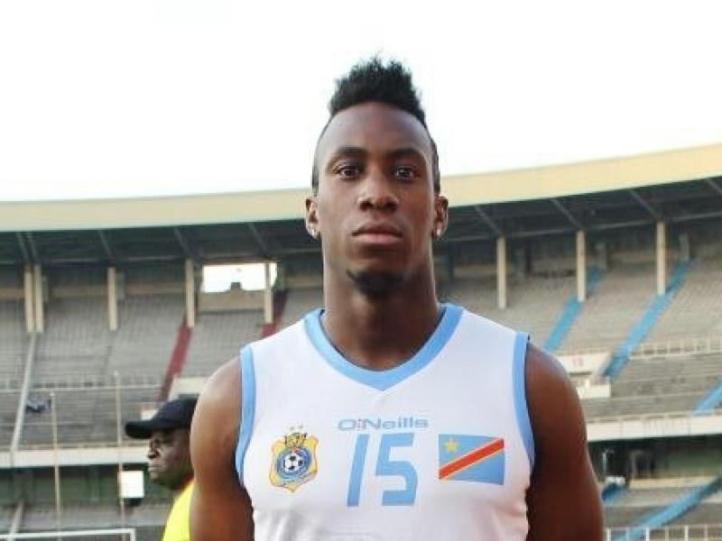 Yeni Ngbakoto, lors d'une séance d'entraînement des Léopards, au stade des martyrs de Kinshasa. 