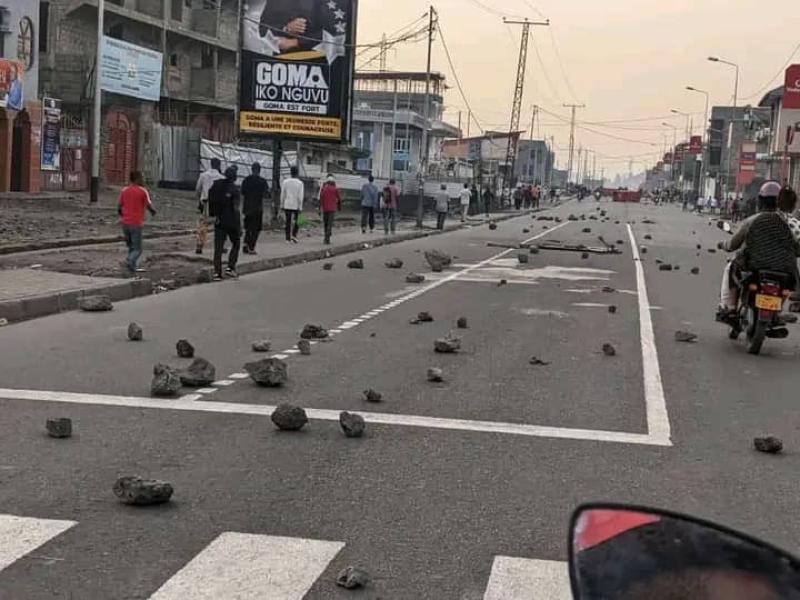 Des barricades placées sur la chaussée de la route Ndosho-Sake.