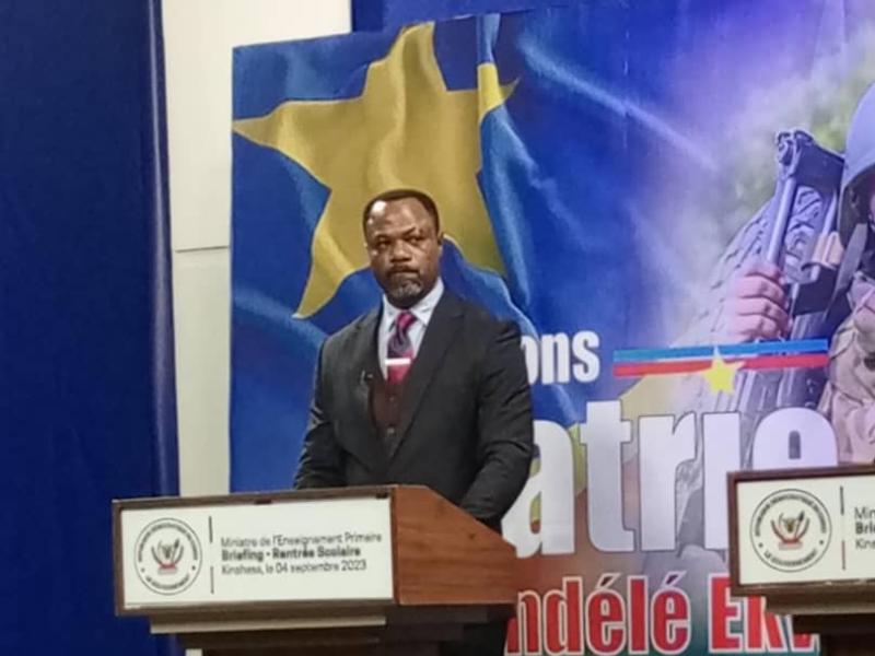 Le ministre de l'EPST, Tony Mwaba au cours d'un briefing co-animé avec le porte-parole du gouvernement, le ministre des médias Patrick Muyaya.
