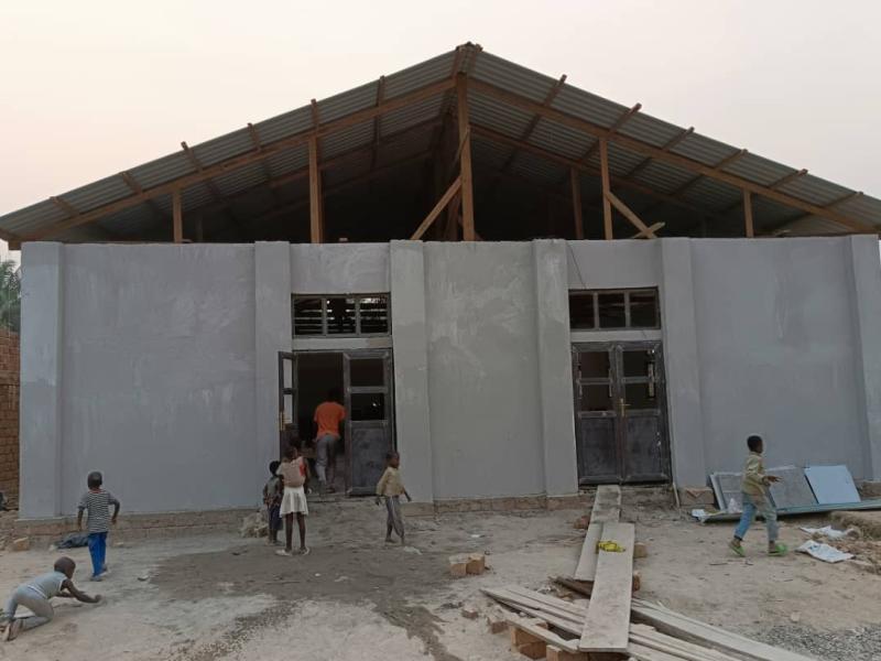 L'église FEPACO Nzambe Malamu en pleine construction.