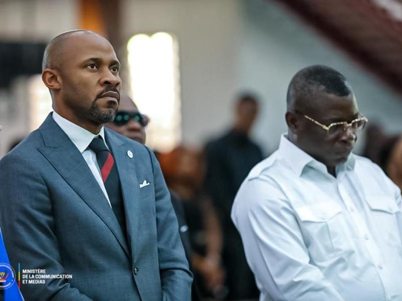 Patrick Muyaya et l'un des membres de la famille éplorée, pendant le culte au centenaire protestant.