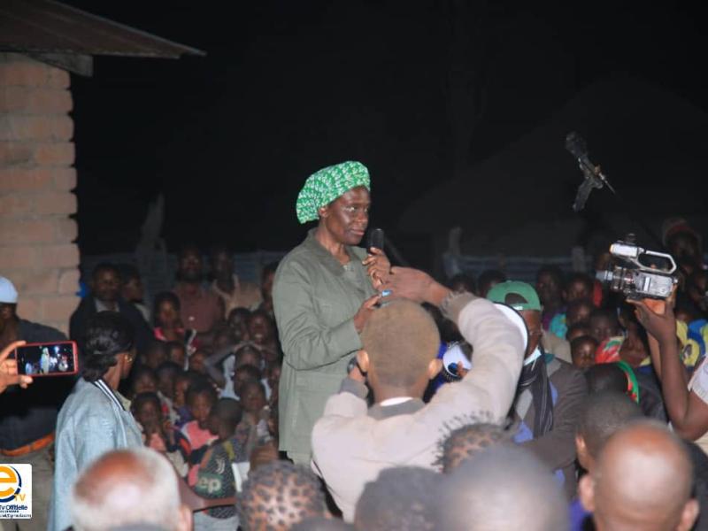 La Princesse Adèle Kayinda lors de sa tournée dans l'un des villages du Lualaba.