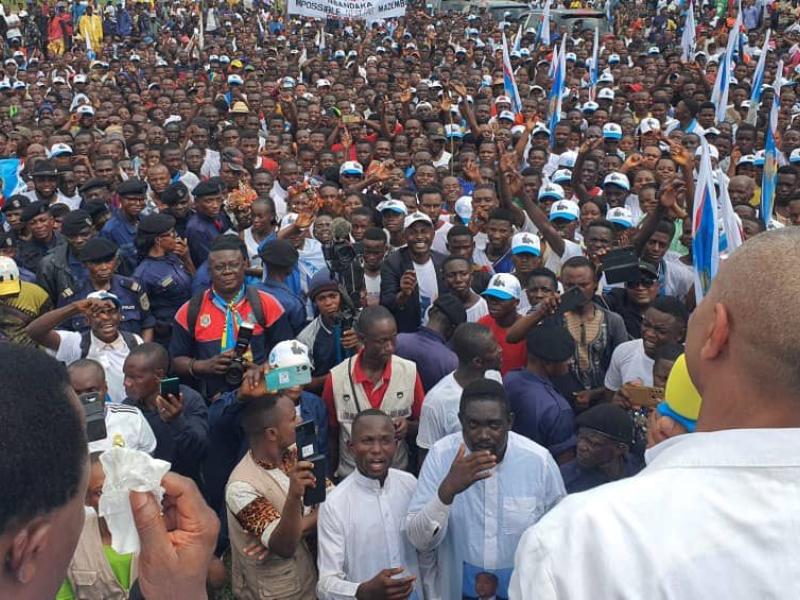 Moïse Katumbi devant la foule lors de son meeting à Mbandaka (Équateur)