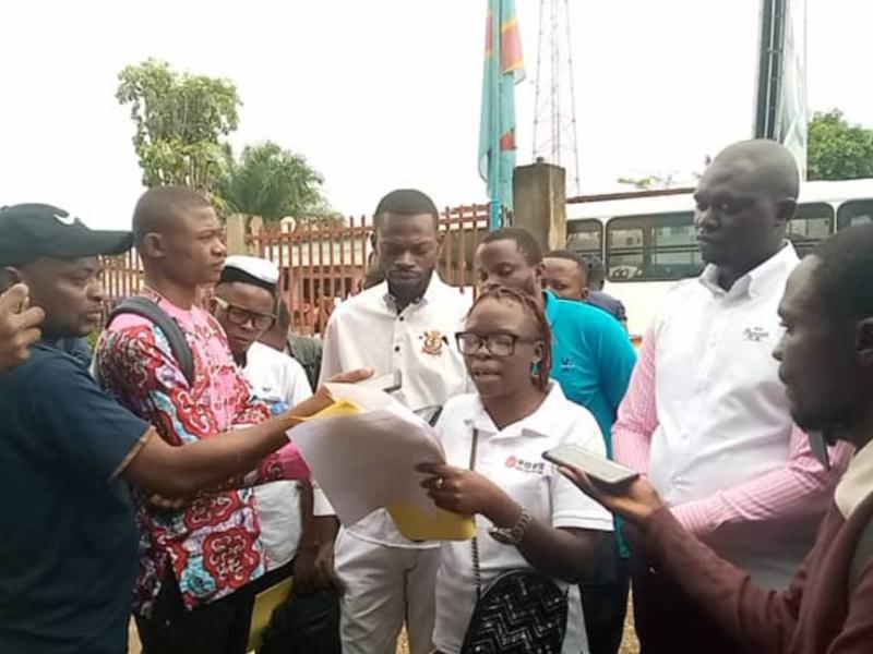 Les agents de la DGRKAS lors de la manifestation  pour exiger le départ du DG Joseph Kalombo.