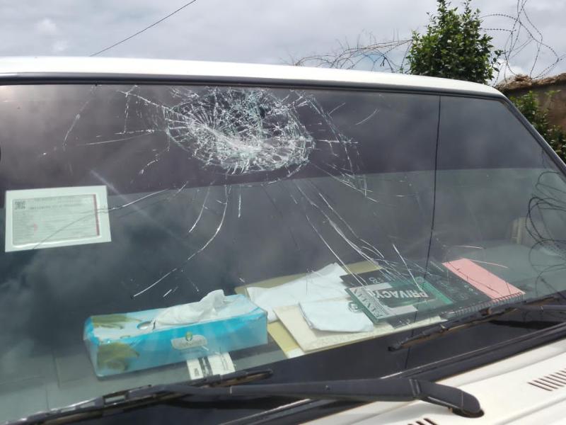 Une jeep militaire des FARDC endommagée par des jeunes du groupe de pression Véranda Mutsanga en ville de Beni.
