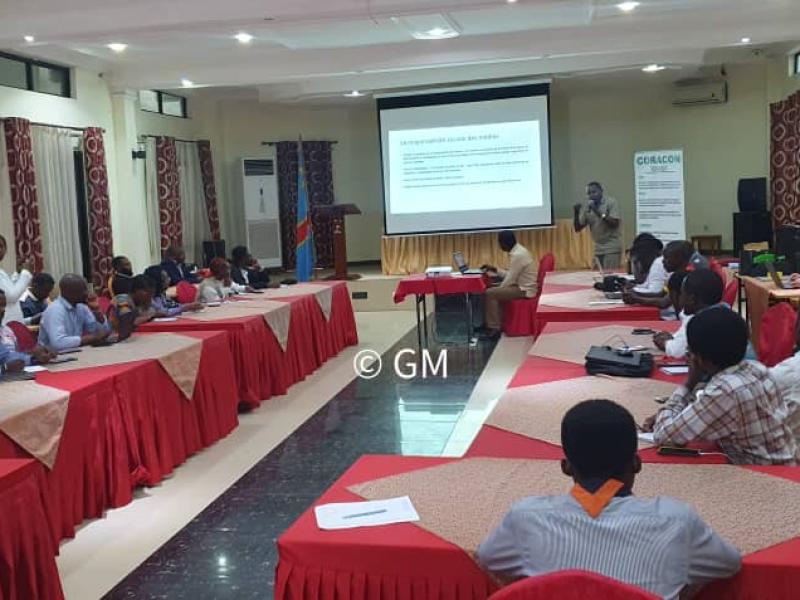 Des journalistes, acteurs de la société civile et politiques lors d'une table ronde à Goma.