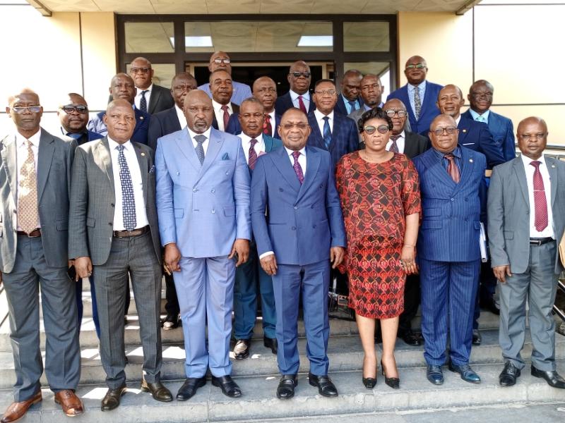 Procureur Général près la Cour de Cassation, Firmin Mvonde Mambu, entouré des Procureurs Généraux des provinces.