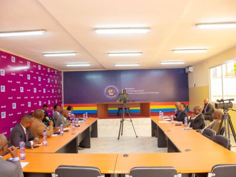 Le ministre de l'EPST Tony Mwaba , en plein échange avec les dirigeants du FPEF à Kinshasa. 