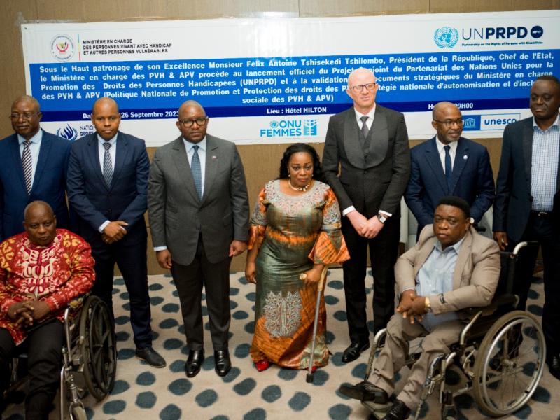 Le Premier Ministre, Sama Lukonde entouré de la ministre déléguée des PVH et quelques représentants du système des Nations-Unies.