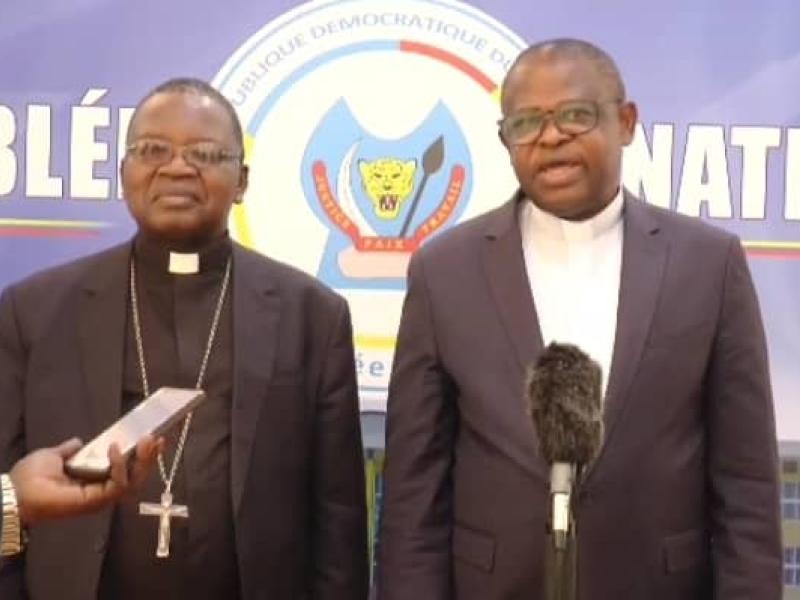 De gauche à droite, le président de la CENCO Mgr Marcel Utembi et Mgr Donatien N'shole, secrétaire général.