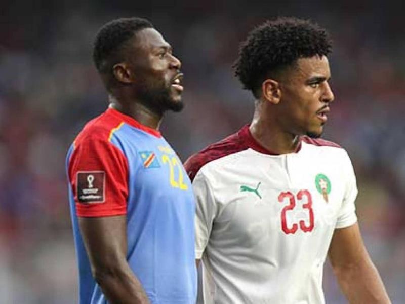 Le défenseur congolais, Chancel Mbemba et un joueur marocain lors du barrage aller de Coupe du Monde Qatar 2022. 