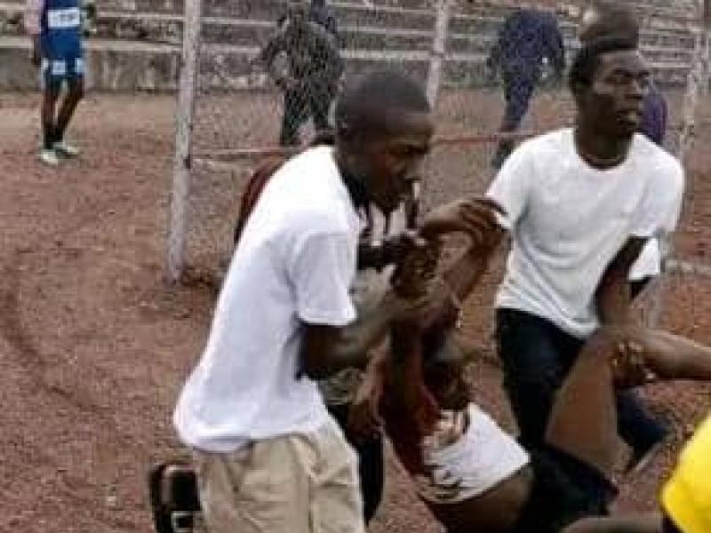 L'un des blessés dépêchés vers une structure sanitaire après l'explosion d'une roquette  au stade de l'unité à Goma