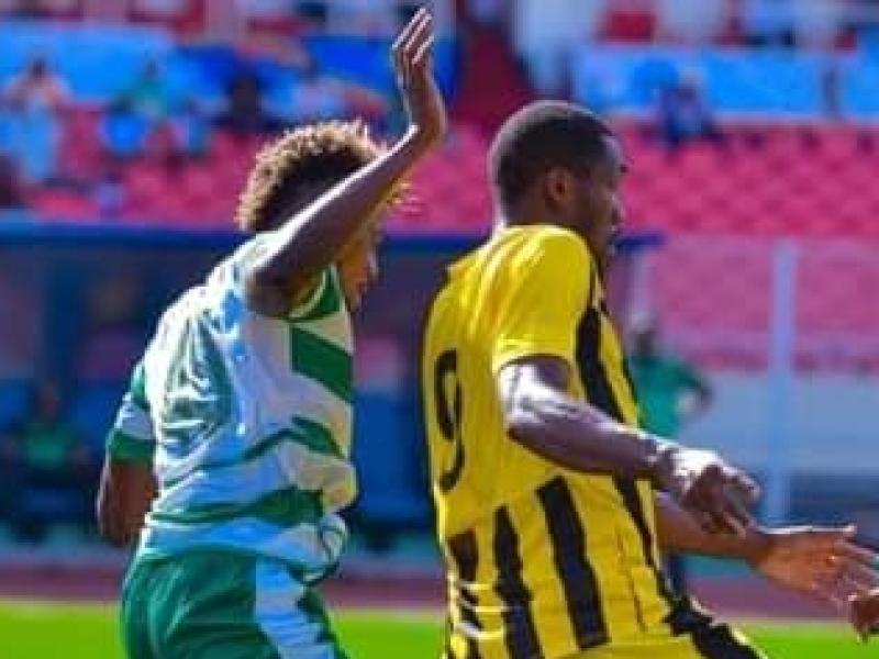 Un attaquant de VClub en duel avec un défenseur du DCMP. 