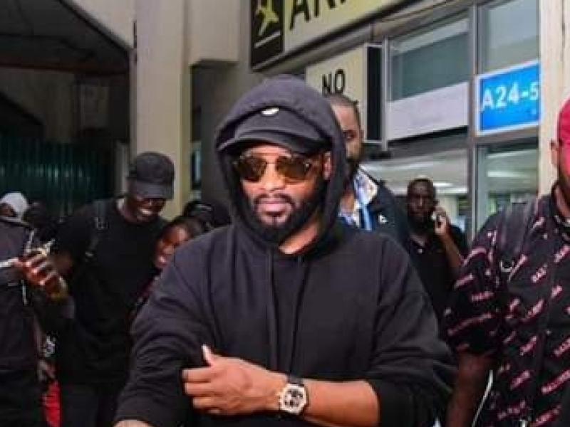 Fally Ipupa à l'aéroport d'Entebbe en Ouganda.