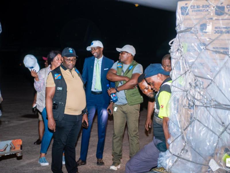 La CENI réceptionne un lot important de kit bureautique à l'aéroport international de N'djili