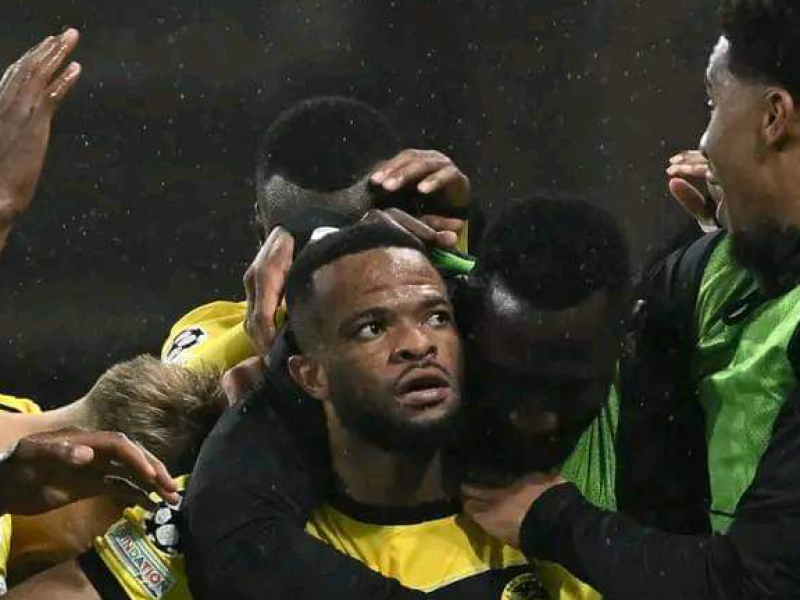 Meschack Elia en pleine célébration de son but avec ses coéquipiers de Young Boys 