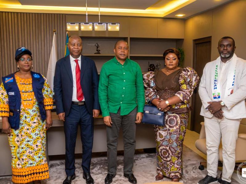 De gauche à droite, Patricia Nseya, rapporteur de la CENI, le Président de Nouvel Élan Adolphe Muzito, Denis Kadima, président de la CENI, l'épouse de Muzito et le SG de son parti, Blanchard Mongomba