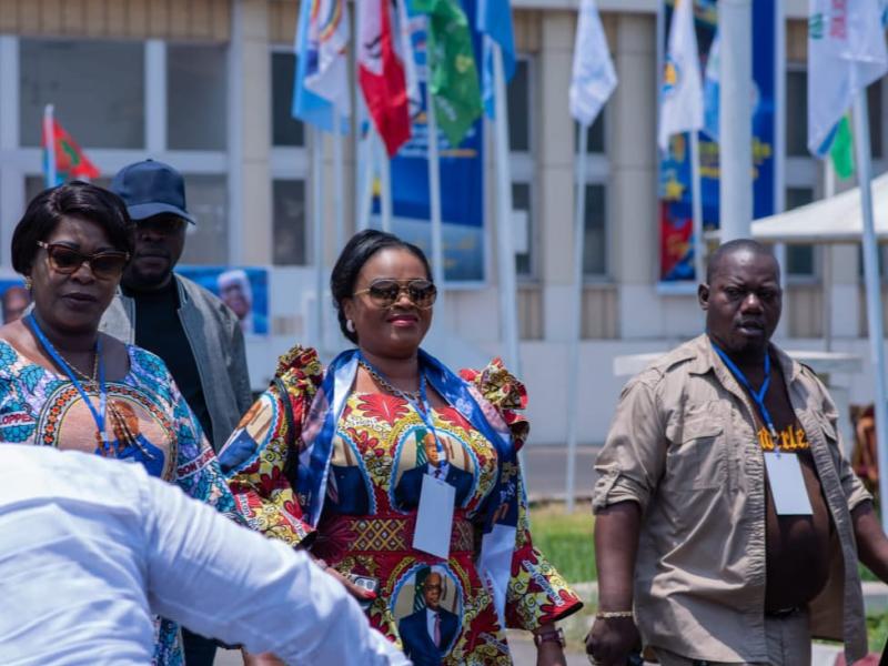 La sénatrice Carole Agito au palais du peuple pour participer au congrès de l'Union Sacrée de la Nation