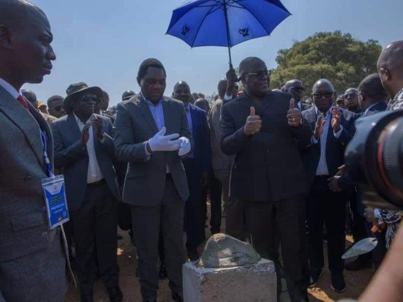 De gauche à droite, le Président Zambien Hakainde Hichilema et son homologue congolais Félix Tshisekedi, entourés de leurs délégations, à Lubumbashi