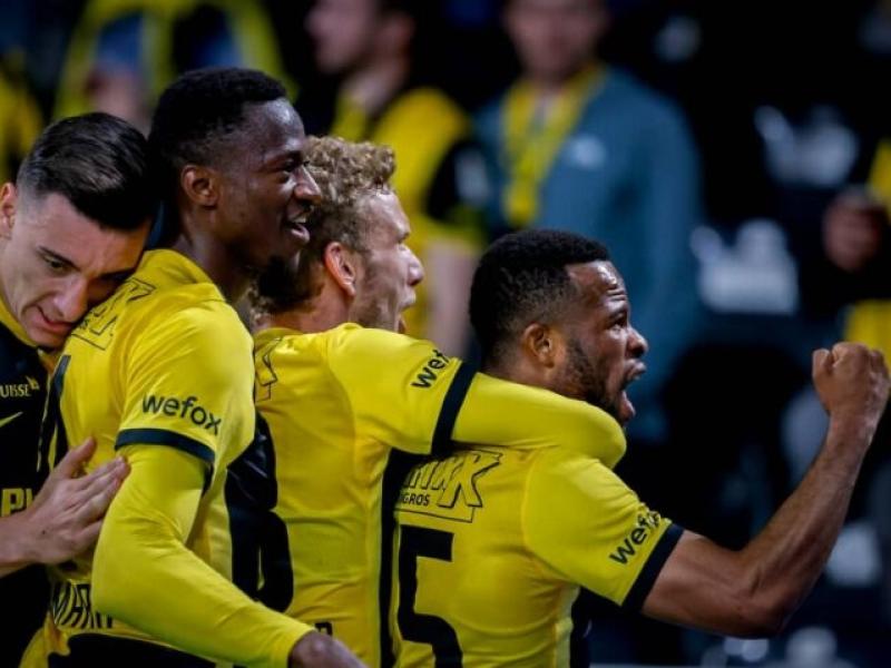Meschack Elia en pleine célébration d'un but avec ses coéquipiers de Young Boys. [Photo d'illustration]
