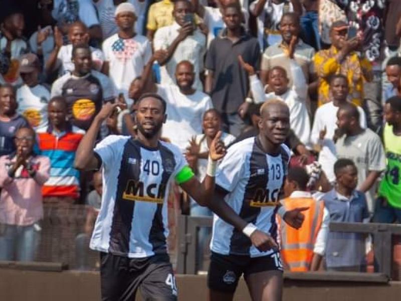 Deux joueurs du TP Mazembe en pleine célébration d'un but à Kamalondo.