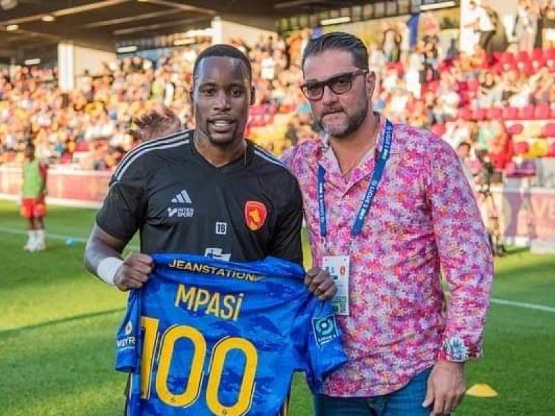 Lionel Mpasi et un dirigeant de Rodez au Stade Paul-Lignon