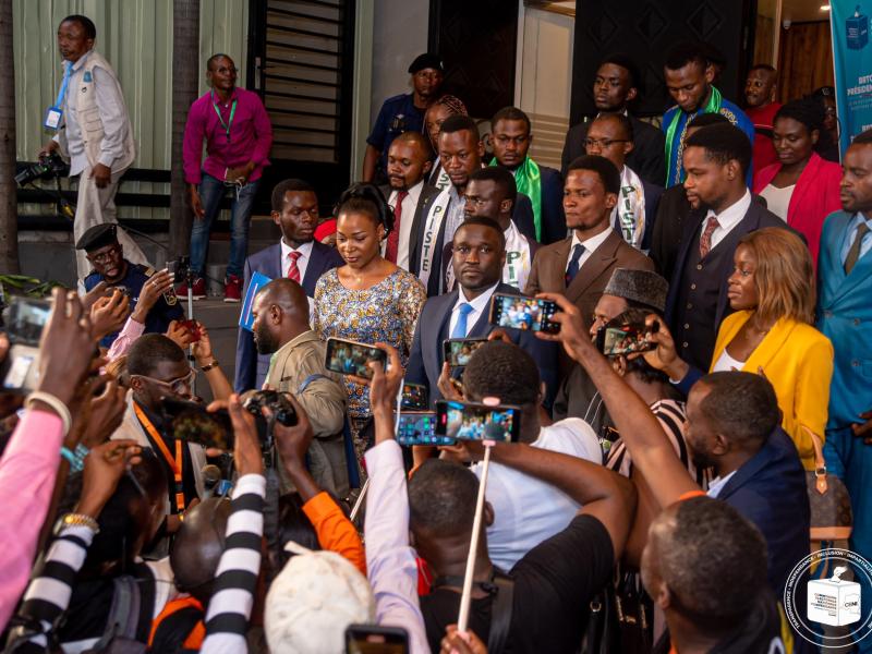 Candidat président de la République, Seth Kikuni devant la presse après le dépôt de son dossier de candidature à la CENI, dimanche 08 octobre 2023